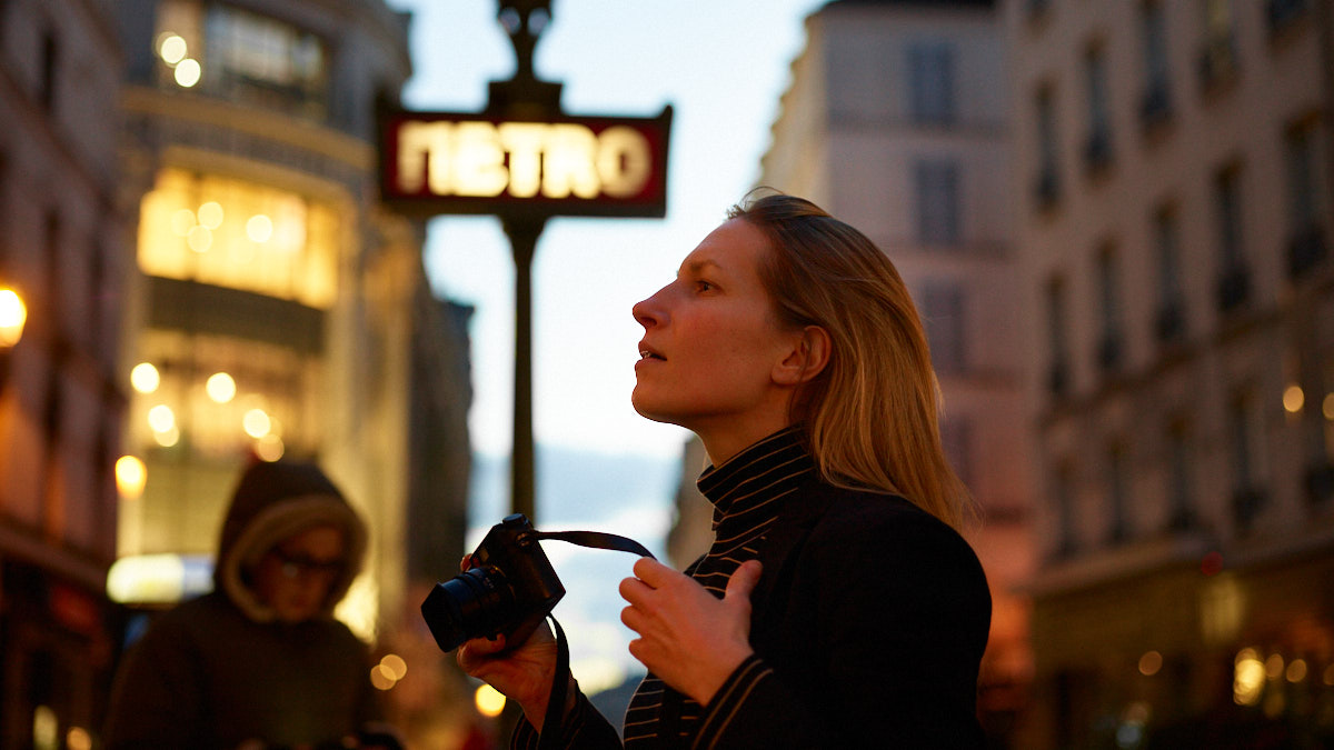 Elena Kaufmann mit Leica in Paris